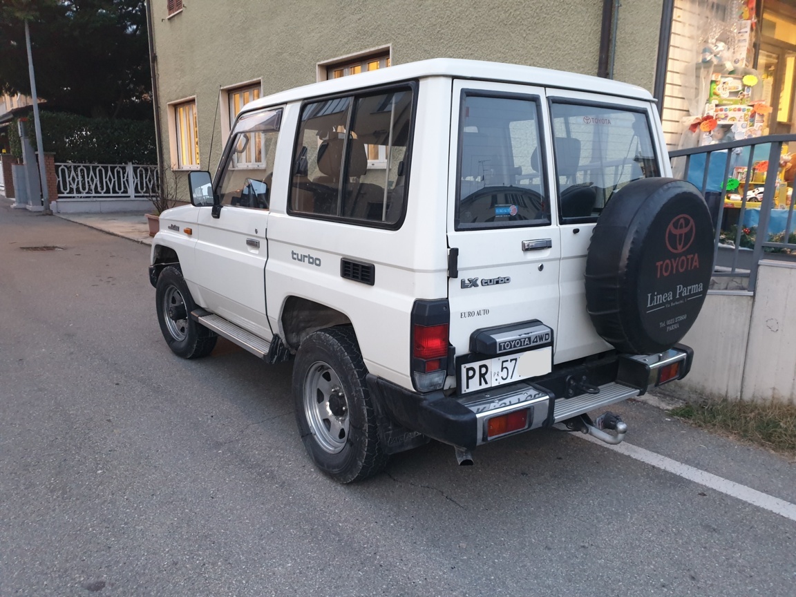 471_1990_toyota_land_cruiser_lj70_24_td_sw_lx_li_fileminimizer.jpg