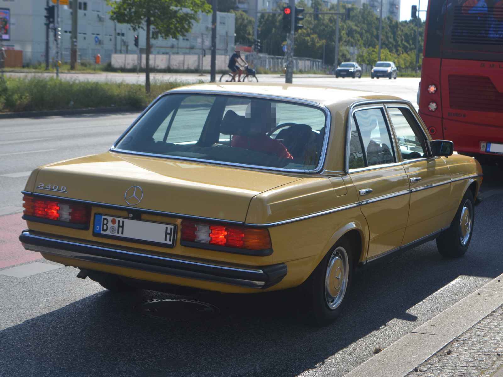 mercedes_w123_240d_d_bhh_f01_cr3.jpg