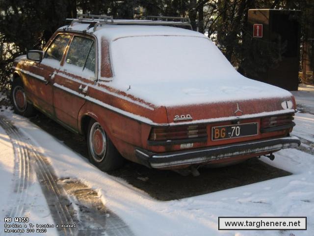 mercedesw123iom20121225.jpg