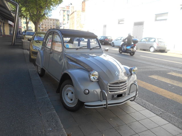 www.targhenere.net/gallery2/wp-content/uploads/2019/03/citroen_2cv_apr19_front_blowup_tn18702.jpg
