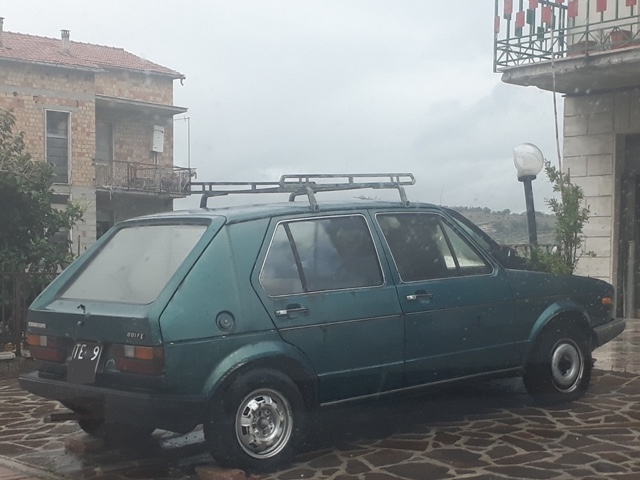 www.targhenere.net/gallery2/wp-content/uploads/2019/10/volkswagen_golf_prima_serie_-_1100_50_cavalli_l_-_1975_-_5_porte_tonymura_tn10690.jpg
