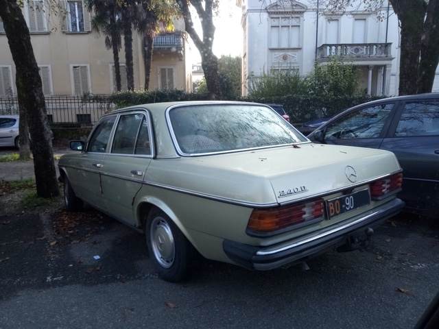 www.targhenere.net/gallery2/wp-content/uploads/2019/11/mercedes_240_bo90_retro_oinotna_tn47179.jpg