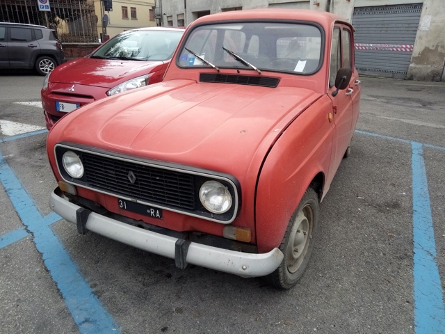 www.targhenere.net/gallery2/wp-content/uploads/2020/01/renault_4_ra31_fronte.jpg