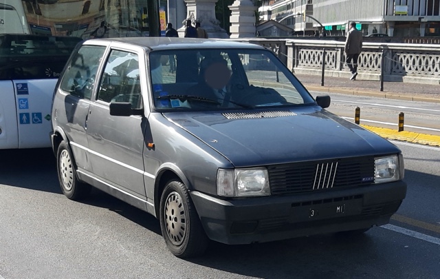 www.targhenere.net/gallery2/wp-content/uploads/2020/02/fiat_uno_sx_argiuliasuper_tn10805.jpg