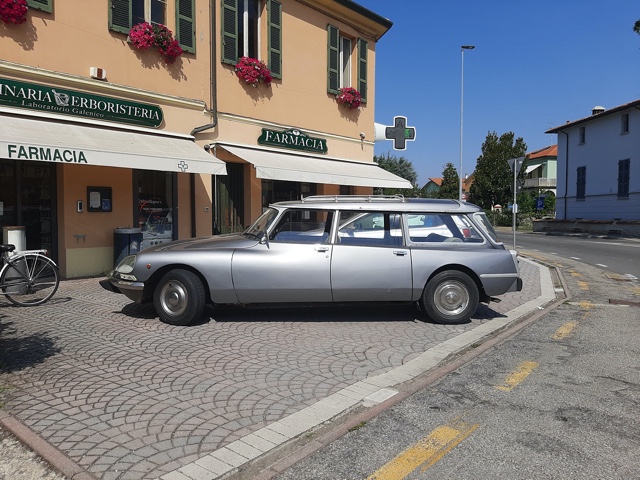 www.targhenere.net/gallery2/wp-content/uploads/2020/08/citroen_ds_fi_k1_fianco_oinotna_tn12940.jpg