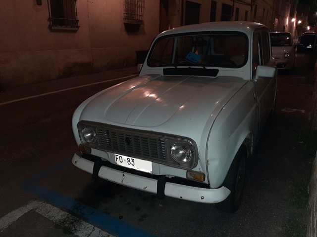 www.targhenere.net/gallery2/wp-content/uploads/2020/09/renault_r4_fo83_fronte_oinotna_tn57817.jpg