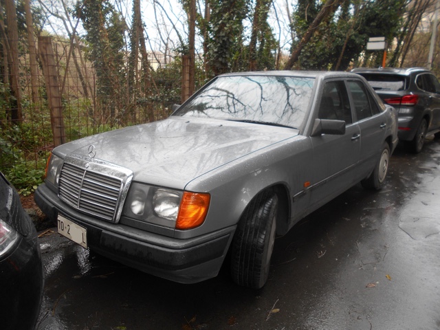 www.targhenere.net/gallery2/wp-content/uploads/2020/12/mercedes_w124_200e_dic20_front.jpg