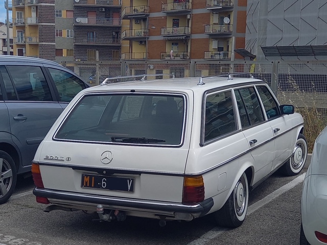 www.targhenere.net/gallery2/wp-content/uploads/2021/05/mercedes-benz_w123_sw_200_te_tonymura_tn20916.jpg