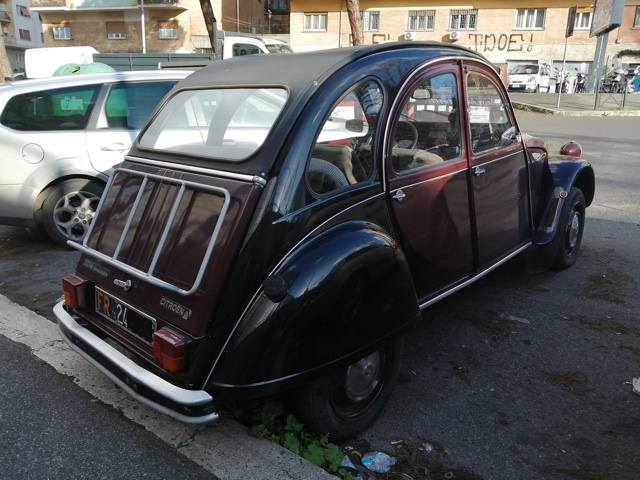 www.targhenere.net/gallery2/wp-content/uploads/2021/06/citroen_2cv6_charleston_2_strabuzov_tn6140.jpg