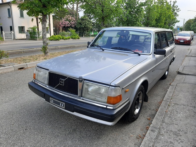 www.targhenere.net/gallery2/wp-content/uploads/2021/07/volvo240_ra36_fronte.jpg