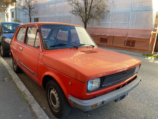www.targhenere.net/gallery2/wp-content/uploads/2021/11/anteriore_fiat_127_red.jpg
