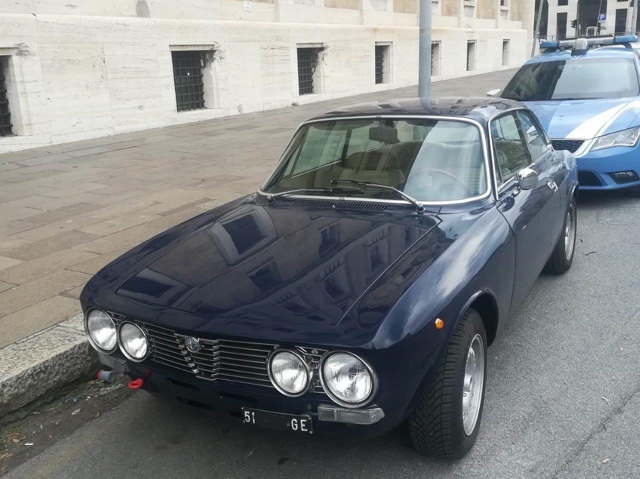 www.targhenere.net/gallery2/wp-content/uploads/2022/01/alfaromeo2000gtv_spinte_tn54138_ant.jpg