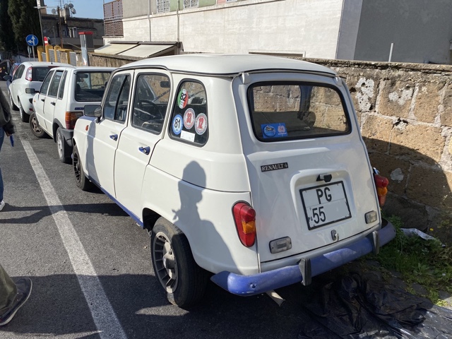 www.targhenere.net/gallery2/wp-content/uploads/2022/05/renault4444_badbunny_tn66206.jpg