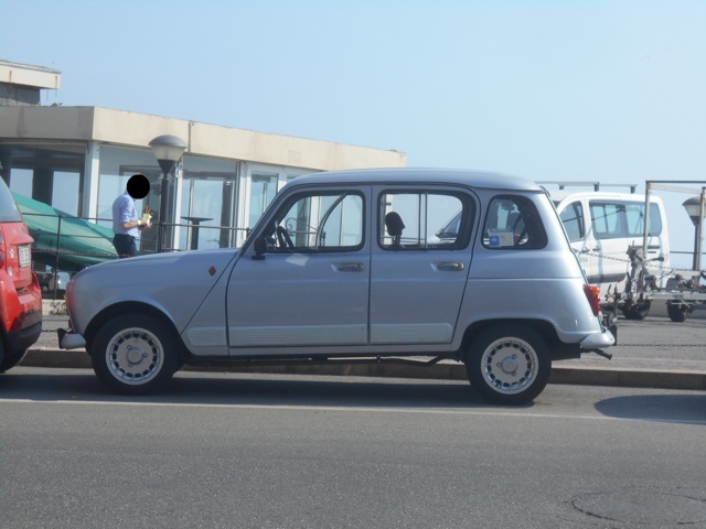 www.targhenere.net/gallery2/wp-content/uploads/2022/05/renault_4_mag22.jpg