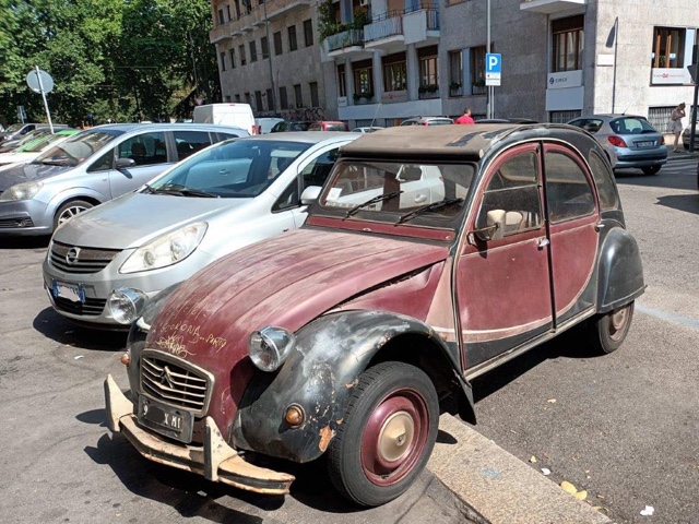 www.targhenere.net/gallery2/wp-content/uploads/2022/07/citroen2cv_blackboxes_tn5111_01.jpg