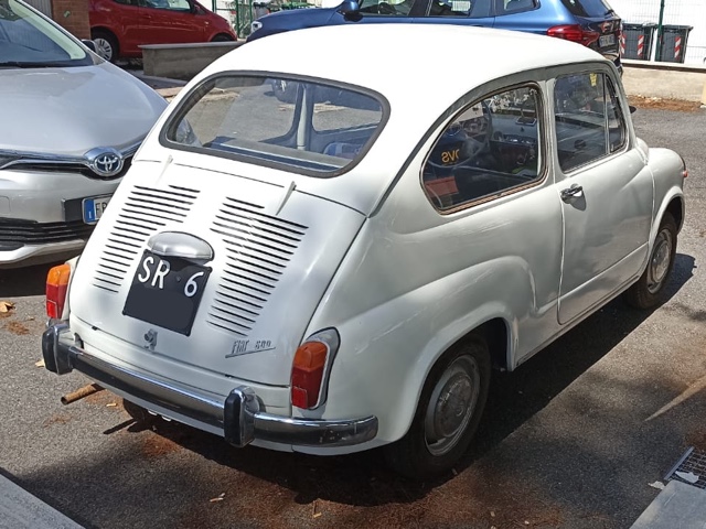 www.targhenere.net/gallery2/wp-content/uploads/2022/09/fiat600_king_tn60962_02.jpg
