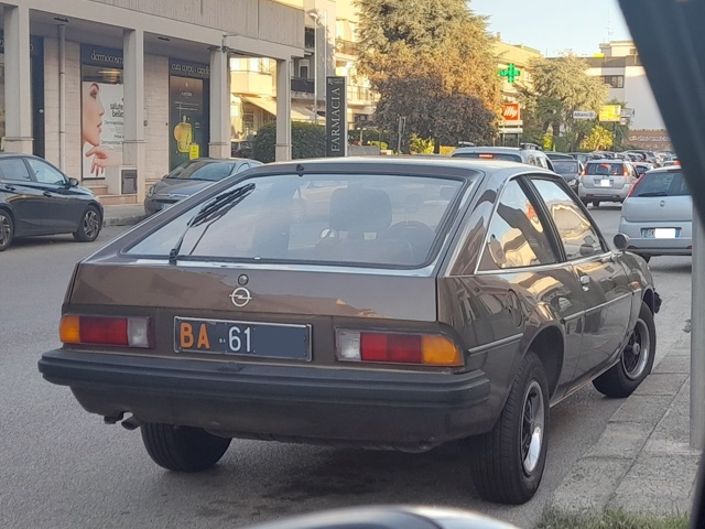 www.targhenere.net/gallery2/wp-content/uploads/2022/10/opel_manta_b_cc_13_tonymura_tn41210.jpg