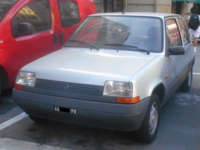 www.targhenere.net/gallery2/wp-content/uploads/2022/10/renault_5_set22_front_blowup_tn54253.jpg