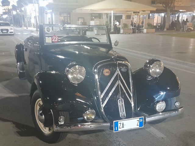 www.targhenere.net/gallery2/wp-content/uploads/2023/01/citroen_11_b_traction_avant_roadster_tonymura_tn58756.jpg
