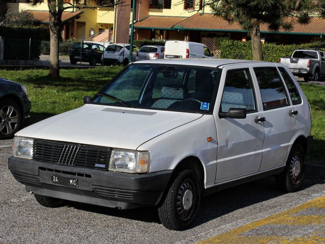 www.targhenere.net/gallery2/wp-content/uploads/2023/02/anteriore_fiat_uno_55s.jpg