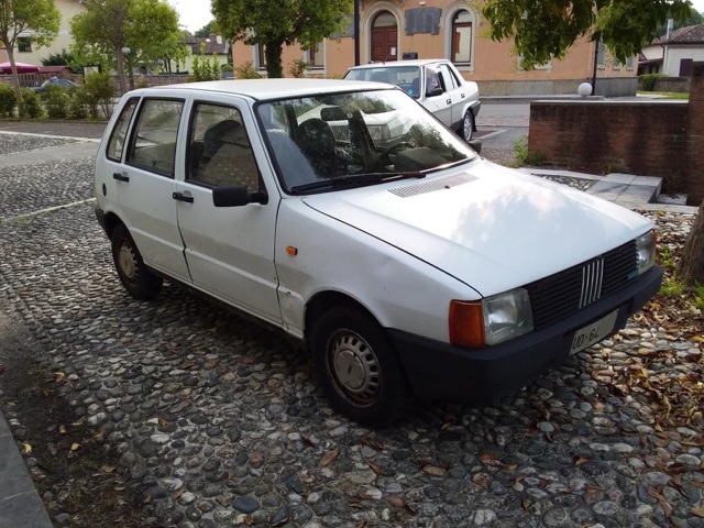 www.targhenere.net/gallery2/wp-content/uploads/2023/03/fiat_uno_45_fire_1989_1990_2.jpg