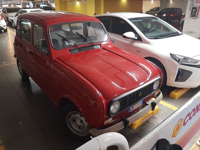 www.targhenere.net/gallery2/wp-content/uploads/2023/04/renault_r4_zaw_fronte.jpg