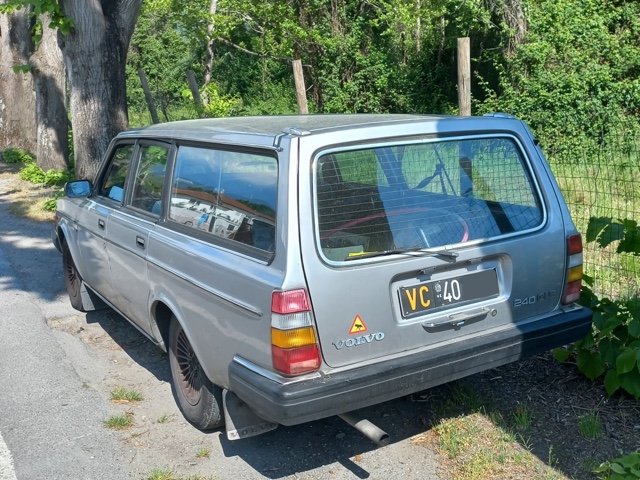 www.targhenere.net/gallery2/wp-content/uploads/2023/05/volvo_240_gle_1_argiuliasuper_tn52114.jpg