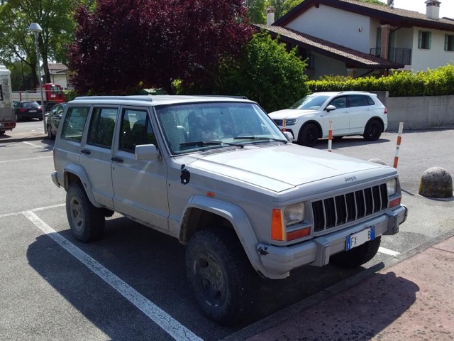 www.targhenere.net/gallery2/wp-content/uploads/2023/10/jeep_cherokee_21_td_chief_5p_1987_2019_2.jpg