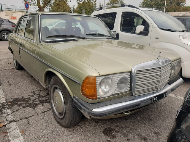 www.targhenere.net/gallery2/wp-content/uploads/2023/10/mercedes_240d_fronte_oinotna_tn47179.jpg