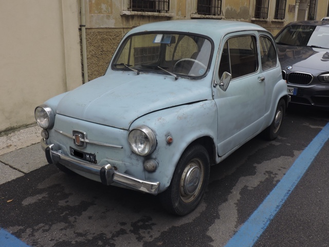 www.targhenere.net/gallery2/wp-content/uploads/2023/12/fiat_600_d_dic23_front_sx_blowup_tn33982.jpg