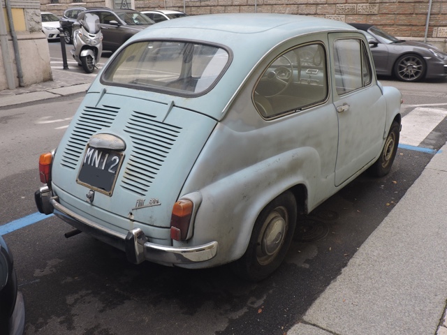 www.targhenere.net/gallery2/wp-content/uploads/2023/12/fiat_600_d_dic23_retro_blowup_tn33982.jpg