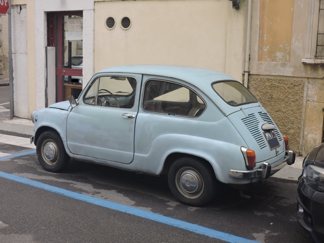 www.targhenere.net/gallery2/wp-content/uploads/2023/12/fiat_600_d_dic23_retro_sx_blowup_tn33982.jpg