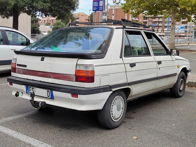 www.targhenere.net/gallery2/wp-content/uploads/2023/12/renault_11_esd_1.jpg