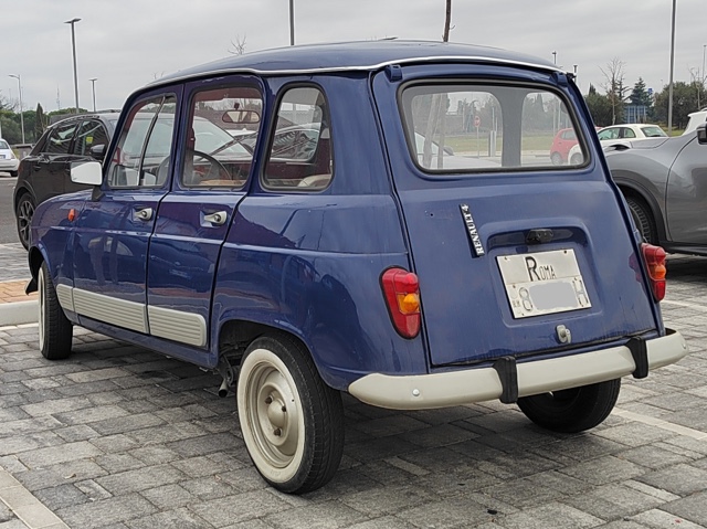 www.targhenere.net/gallery2/wp-content/uploads/2023/12/renault_4_rm8h1.jpg