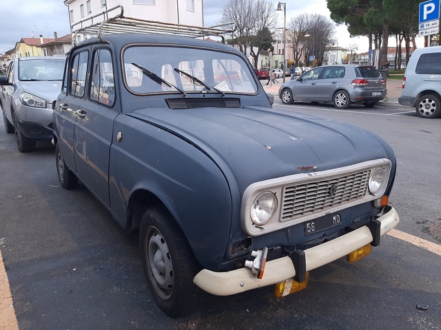 www.targhenere.net/gallery2/wp-content/uploads/2023/12/renault_r4_oinotna_tn42506_fronte.jpg