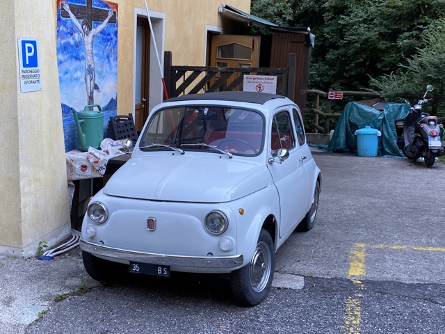 www.targhenere.net/gallery2/wp-content/uploads/2024/01/fiat5000_badbunny_tn38824.jpg