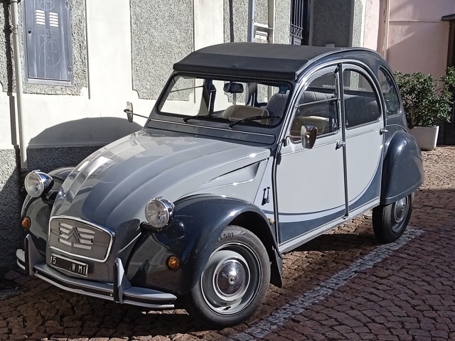 www.targhenere.net/gallery2/wp-content/uploads/2024/02/citroen_2_cv_anteriore_01.jpg