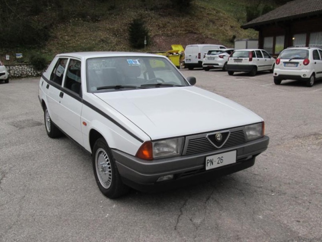 www.targhenere.net/gallery2/wp-content/uploads/2024/03/alfa_romeo_75_18_1988_2.jpg