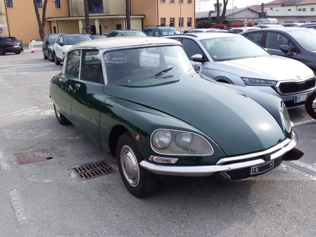 www.targhenere.net/gallery2/wp-content/uploads/2024/03/citroen_ds_20_1972_2.jpg