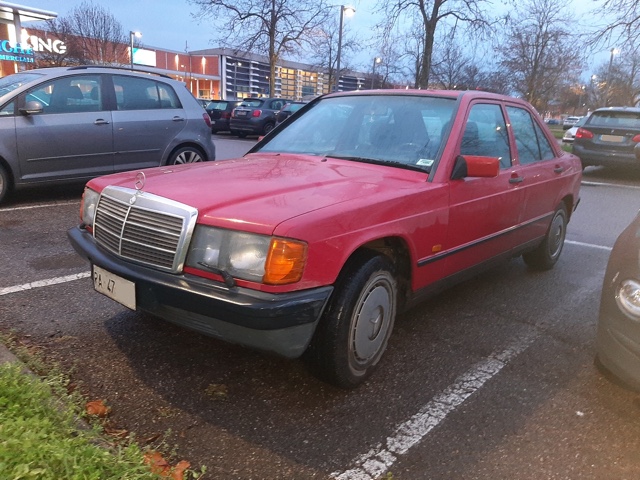 www.targhenere.net/gallery2/wp-content/uploads/2024/03/mercedes_190_fronte.jpg