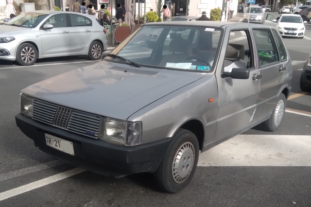 www.targhenere.net/gallery2/wp-content/uploads/2024/04/fiat_uno_60_sl_scionieri_1986_01.jpg