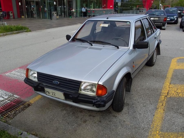 www.targhenere.net/gallery2/wp-content/uploads/2024/04/ford_escort_13_ghia_1986_2.jpg