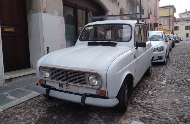 www.targhenere.net/gallery2/wp-content/uploads/2024/04/renault4_mantova_ro30.jpg