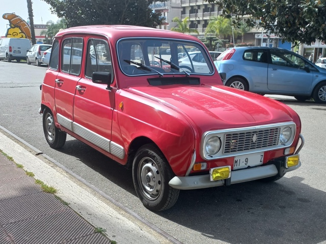 www.targhenere.net/gallery2/wp-content/uploads/2024/04/renault_4_gtl_2_1.jpg