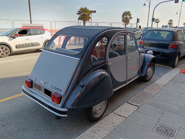 www.targhenere.net/gallery2/wp-content/uploads/2024/05/citroen_2_cv_apr24_retro_blowup_tn49199.jpg