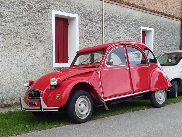 www.targhenere.net/gallery2/wp-content/uploads/2024/07/citroen_2cv_4_1977_2.jpg