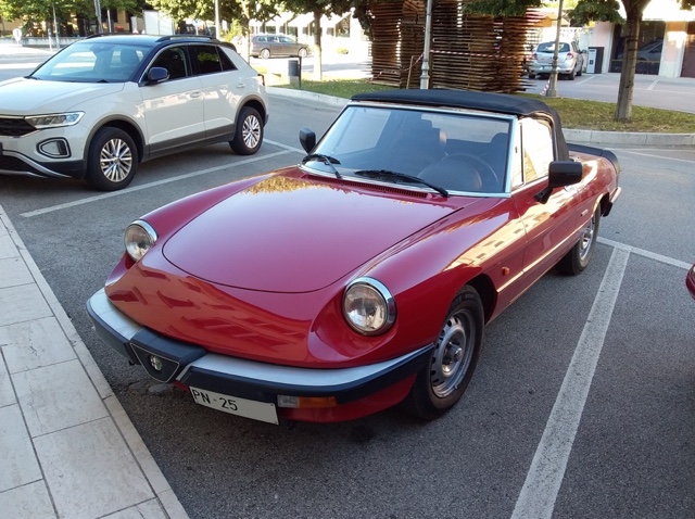www.targhenere.net/gallery2/wp-content/uploads/2024/08/alfa_romeo_spider_16_1987_2.jpg