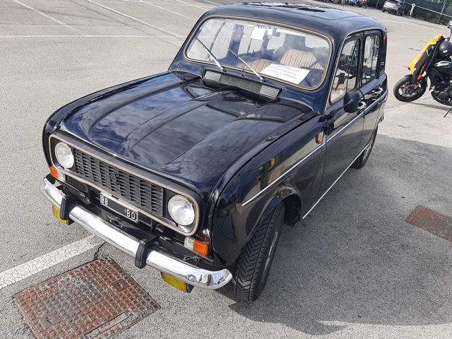 www.targhenere.net/gallery2/wp-content/uploads/2024/09/renault_r4_fronte.jpg