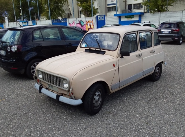 www.targhenere.net/gallery2/wp-content/uploads/2024/10/renault_4_gtl_1985_2.jpg