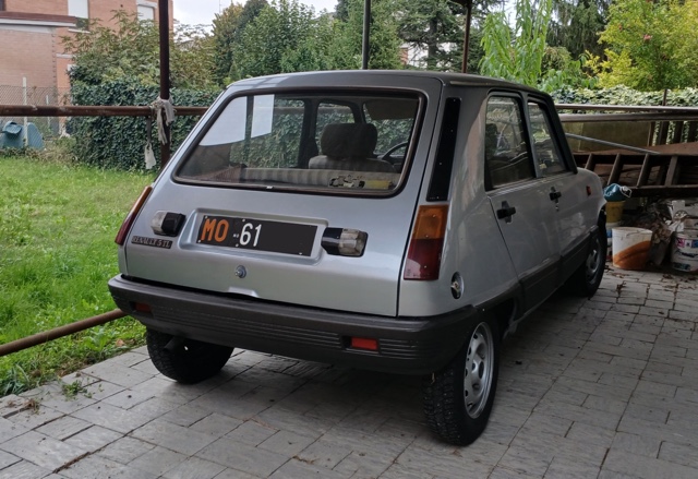 www.targhenere.net/gallery2/wp-content/uploads/2024/10/renault_5_tl_-_1984_targhemodenesi_tn10468.jpg